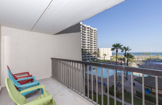 Quaint Beachfront Condo with Resort Pools, Hot Tubs, Tennis Courts & More! Dog-Friendly!