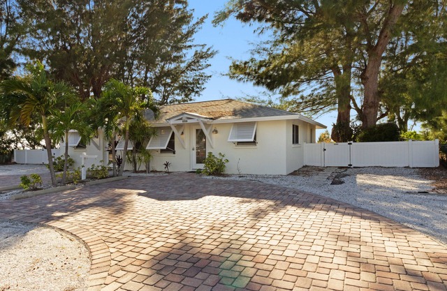 Quaint beachfront duplex in ideal location with screened lanai & free trolley