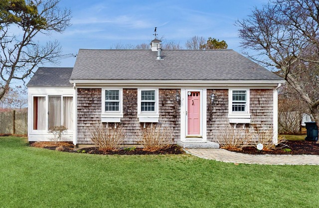 Quaint Chatham home w/beautiful backyard & furnished multi-level deck, dogs OK