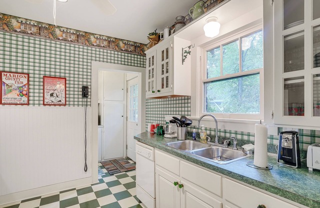 Quaint Jefferson Duplex: Walk to Downtown