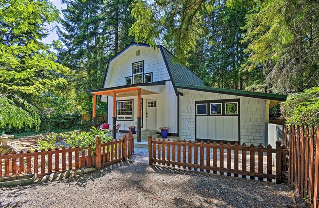 Quaint Lake Cushman Cottage w/Private Access!