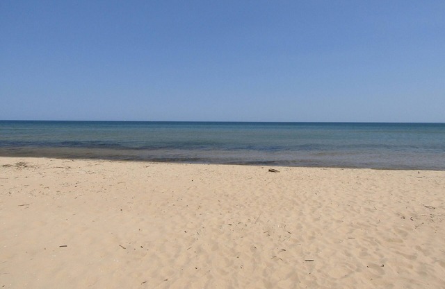 Quaint Little Cottage in Oscoda near Lake Huron access!