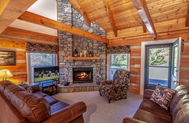 Quaint Log Cabin in Great Location