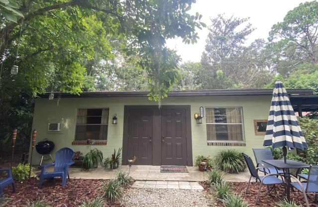 Quaint Mother in Law 1 mile from UF