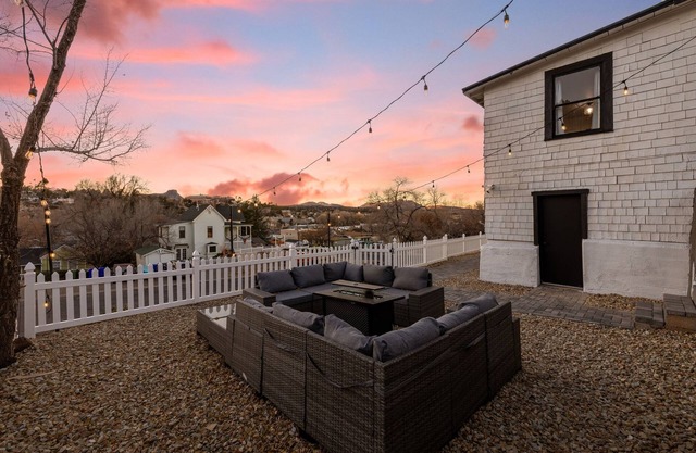 Quaint newly remodeled 4 bed home with Whiskey Room, half mile to Whiskey Row