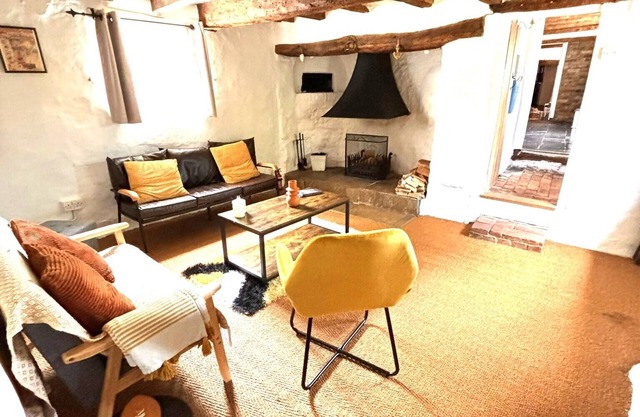 Quaint, tranquil village cottage set back from road in Long Crendon near Thame