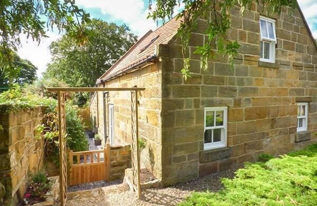 QUAKERS COTTAGE, family friendly, with a garden in Hinderwell