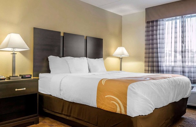 Quality Inn & Suites Pittsburgh Harmarville
