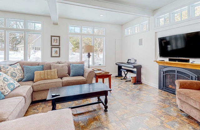 Quechee Lakes getaway near Club & Ski Area - pond views, office space & garage