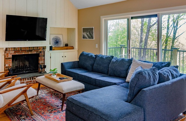 Quechee Ski Hill home with fireplace, mountain views, AC & washer/dryer