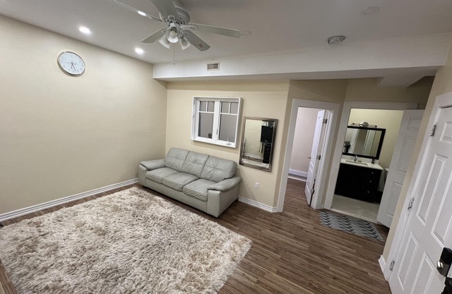 Queen Bed Apartment with Seamless Living & Kitchen