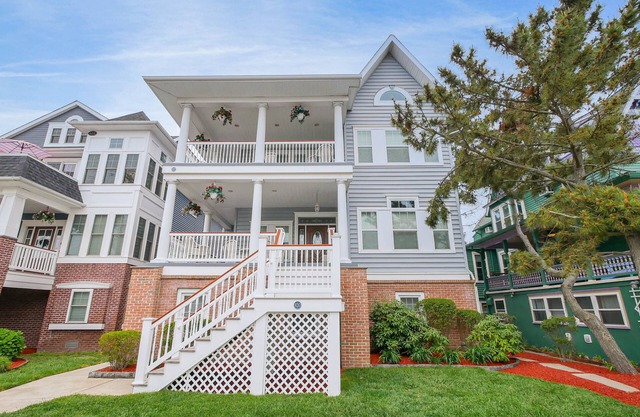 Queen of Wesley, 1st flr, Between Boards/beach & downtown, 6+ Bedrms, Sleeps 18+