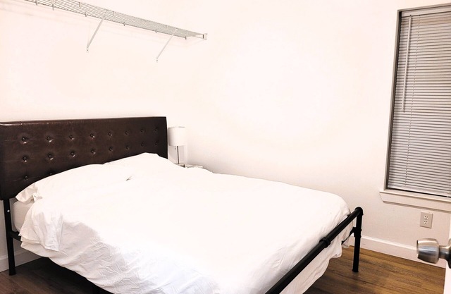 Queen room: in a duplex nr FSU, shared bath-2