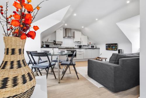 Quiet 2-Bed Flat, Sleeps 5, Free Parking Included