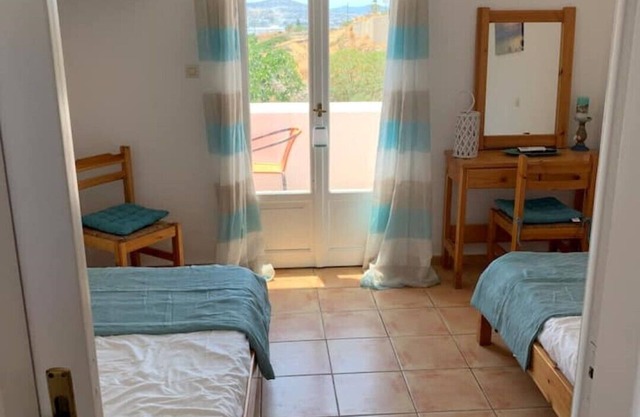 Quiet 2nd story studio overlooking the bay.