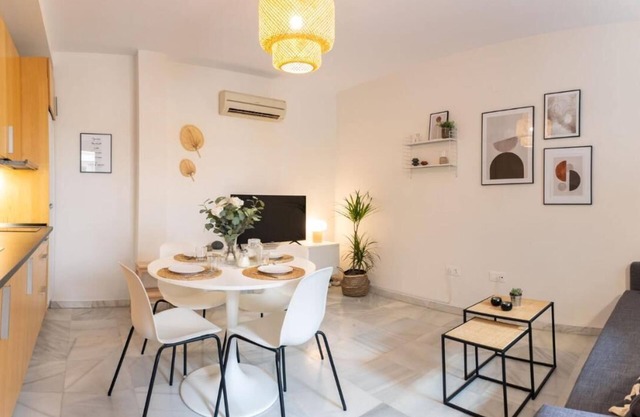 Quiet and Central w/terrace + AC beside Alameda Plaza full of restaurants/bars