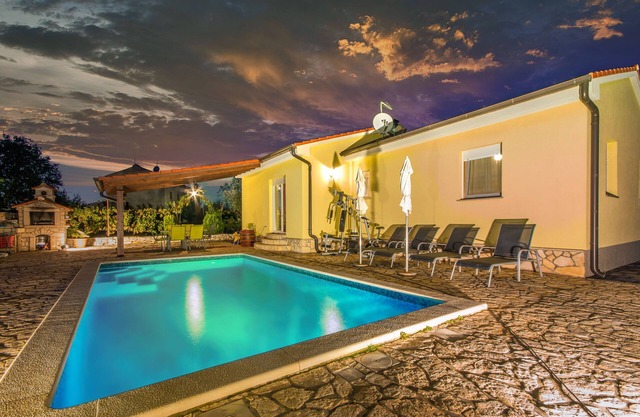Quiet and secluded, minutes from the beach, private pool in a beautiful garden