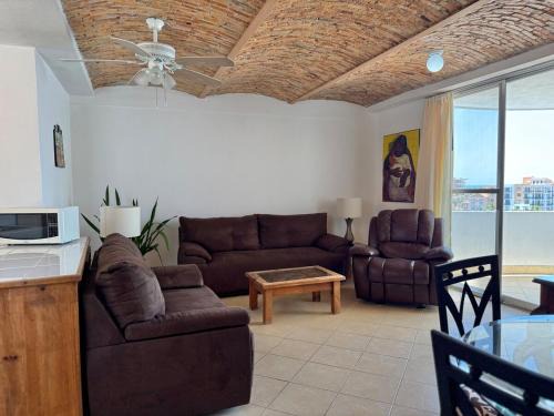 Quiet apartment with pool right on the beach