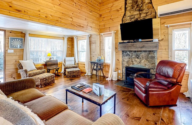 Quiet cabin near Lake Rabun with vaulted ceilings, firepit, and washer/dryer