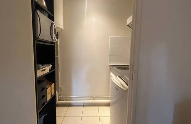 QUIET, COSY STUDIO IN SURESNES