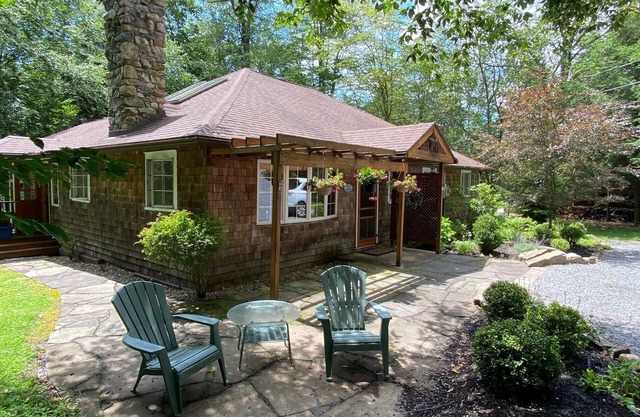 Quiet Cottage in Historic Lakeside Village