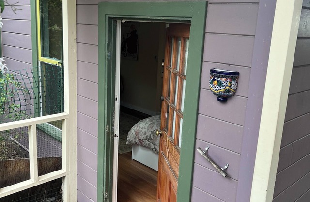 Quiet Cottage on the Lane Close to SF, Parks, Redwoods, Zoo, BART and the Ferry!