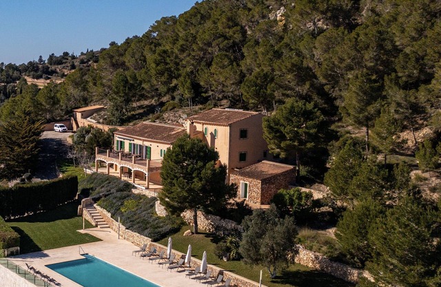 Quiet Country Getaway. Spectacular views. Close to the coast