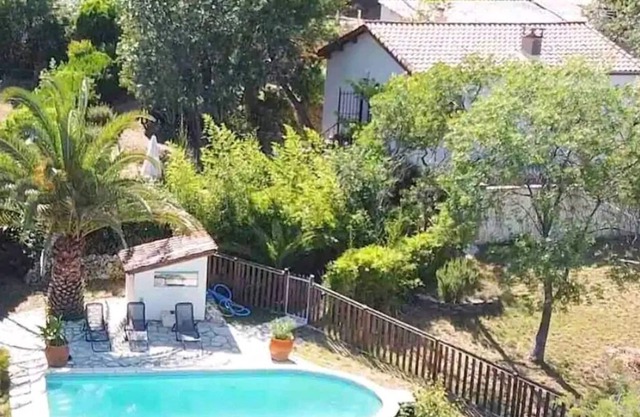 Quiet country house with swimming pool