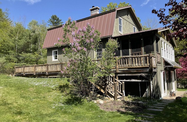 Quiet, cozy, four season, creek side getaway near Gore Mountain