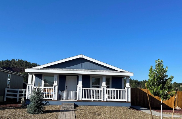 Quiet downtown neighborhood w/mountain views, private turfed backyard, A/C & W/D