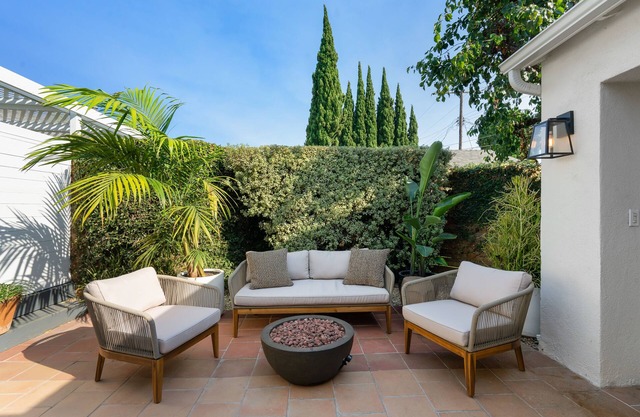 Quiet Guest House with Large Private Yard 10 minutes away from the ocean