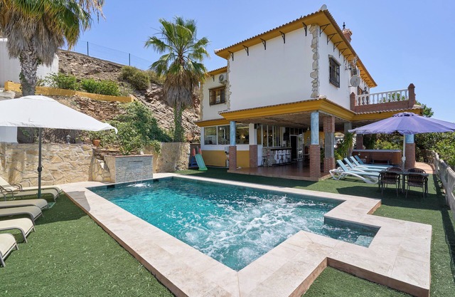Quiet Holiday Home Cortijo la Encina with Pool, A/C, Wi-Fi & Terraces