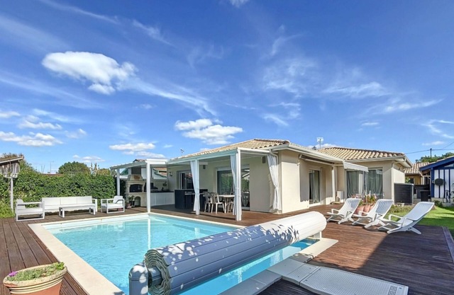 Quiet house for 6 people with heated pool