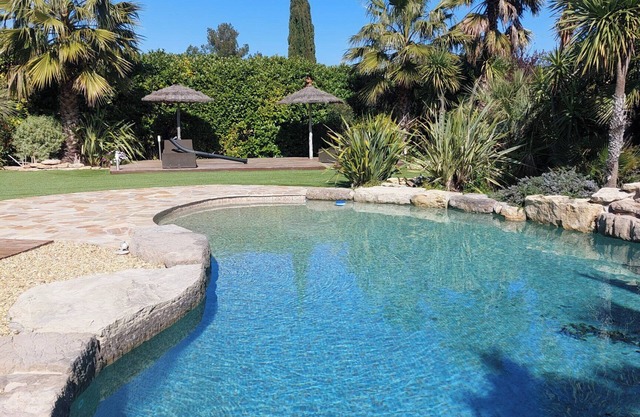 QUIET HOUSE with swimming pool 5 minutes walk from the village