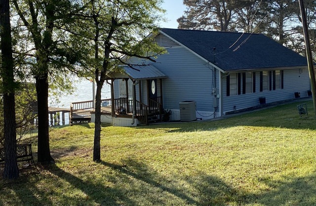 Quiet Lakefront! Kayak, sup, Lilypad, game room! Pet friendly!