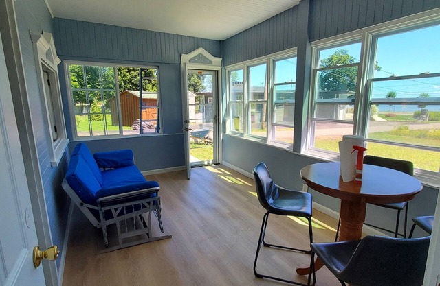 Quiet lakeview deluxe cottage borders bird santuary 250 feet from the beach.