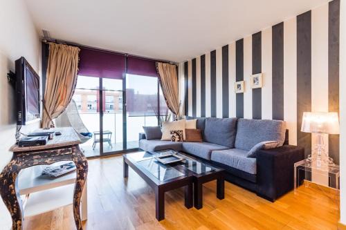 Quiet modern 2 bed apartment with Balcony, Pool and Free Parking