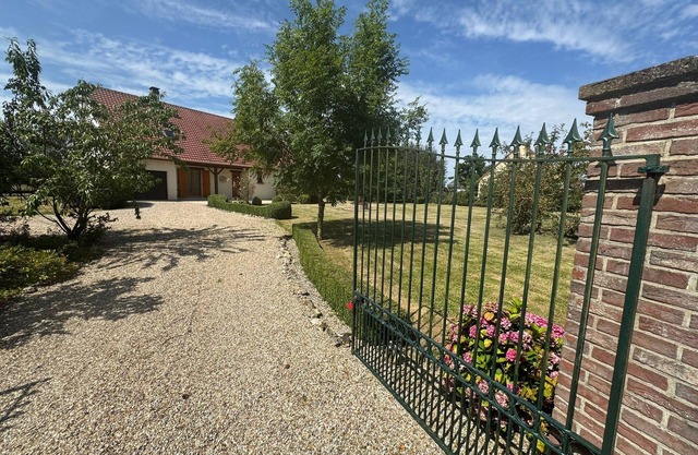 Quiet, modern family cocoon 1h30 from Paris. Sleeps 12, ideal for families
