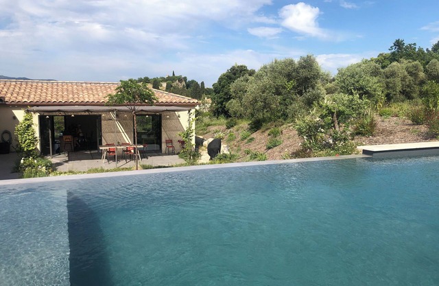 Quiet modern house, infinity pool, near Luberon, Avignon and Aix