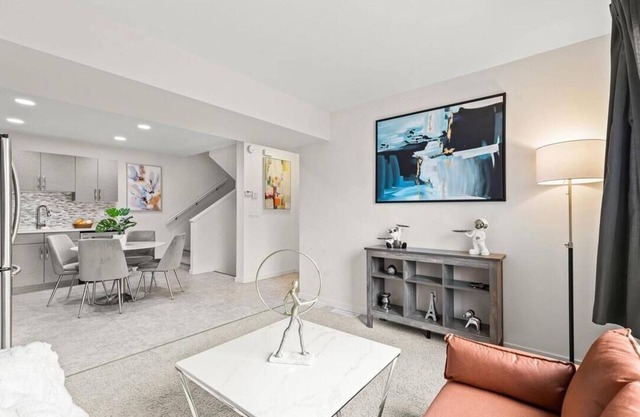 Quiet, modern, stylish, 1 King size & 2Queen beds, central location, parking