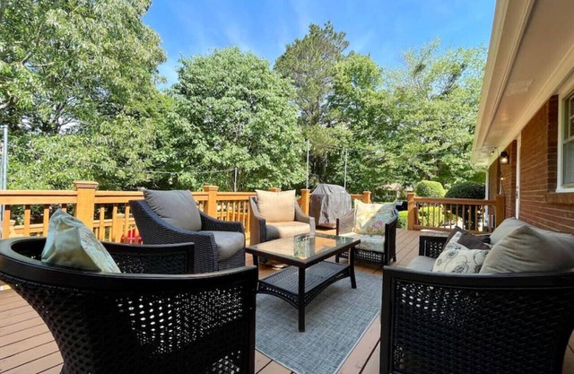 Quiet neighborhood, complementry lake access