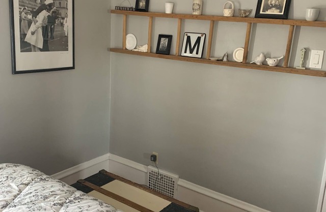 Quiet Relaxing bedroom with queen sized bed 2nd floor. Shared bathroom.