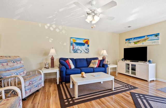 Quiet resort w/amazing pool and Jacuzzi - one block from the beach in upscale area