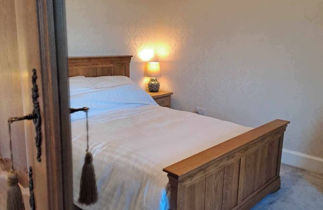 Quiet, rural hideaway in traditional old Schoolhouse, right on the edge of loch.