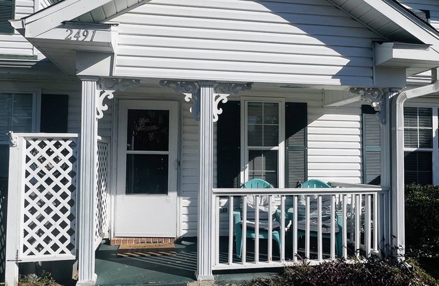 Quiet Spacious N.PCola home. Fenced BYard. Private Parking Pet Friendly Sleeps 5