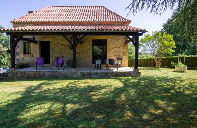 Quiet stone house in Monplaisant, pets allowed