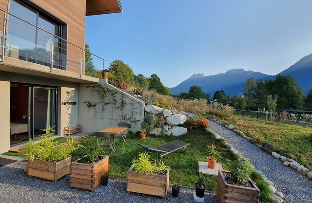 Quiet studio with garden and mountain views - Lake Annecy