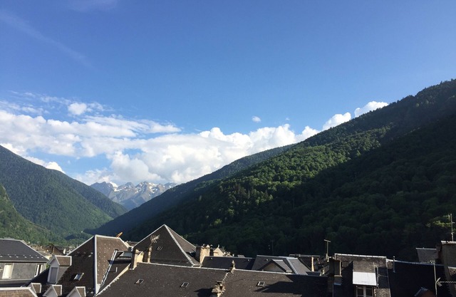 Quiet T2 Bis in the center of Bagneres-de-Luchon with balcony and garage