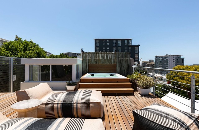 Quiet townhouse in the city with roof terrace, Jacuzzi and 360 degree views