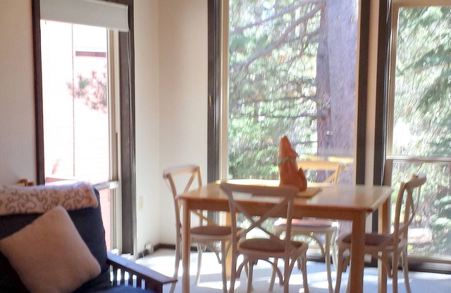 Quiet two-bed + Loft, 1 1/2 bath, golf/ski condo. Tahoe Donner. Near Lake Tahoe